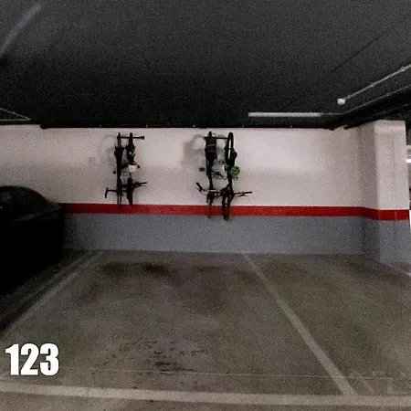 Lovely Centrally Located In 아파트