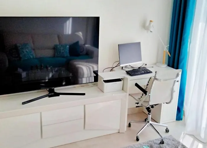 Lovely Centrally Located In 에스테포나