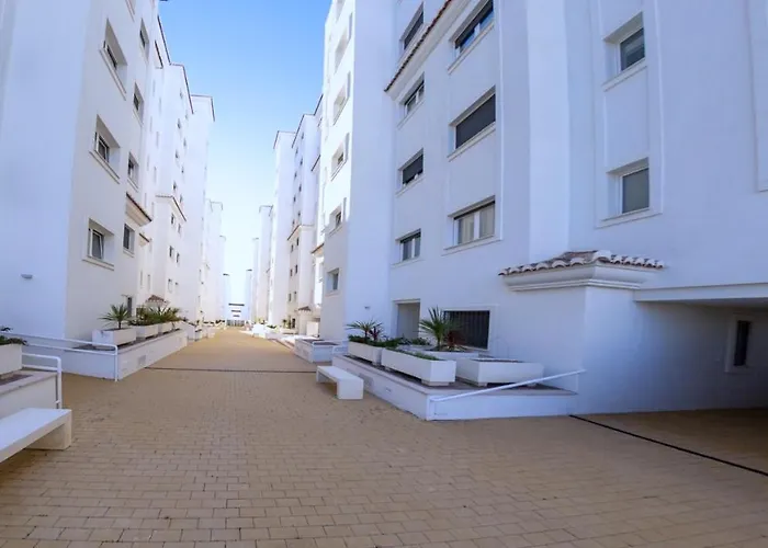 Lovely Centrally Located In 아파트