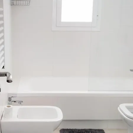 Lovely Centrally Located In Lägenhet