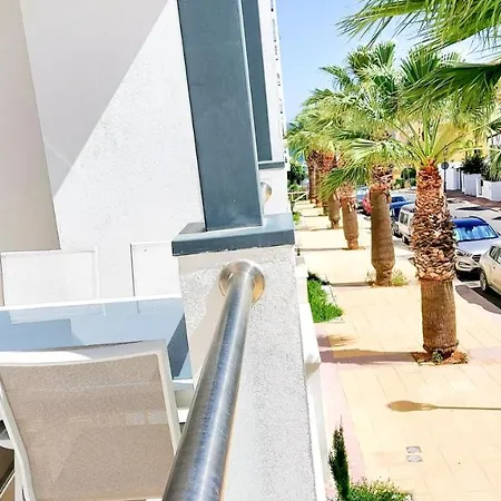 Lägenhet Lovely Centrally Located In *