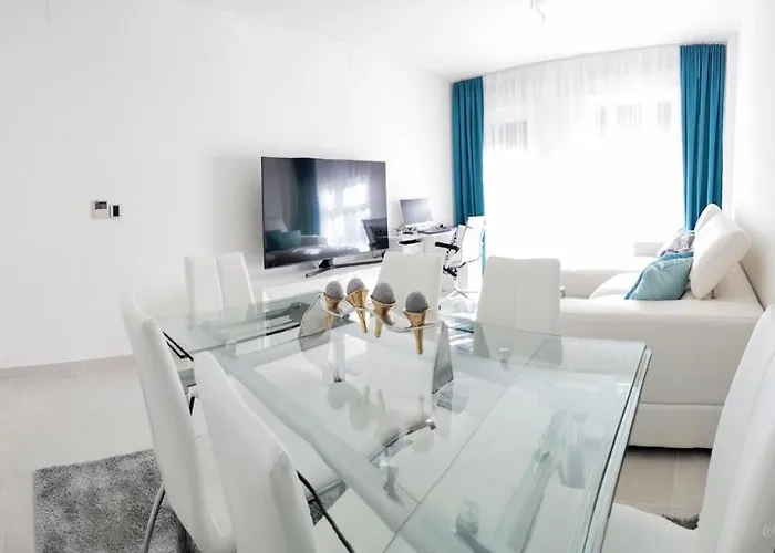 Apartment Lovely Centrally Located In Estepona