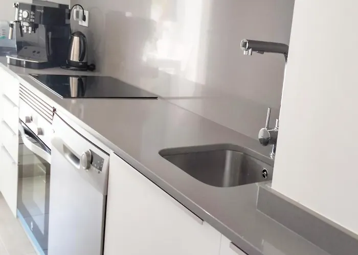 Lovely Centrally Located In Apartment