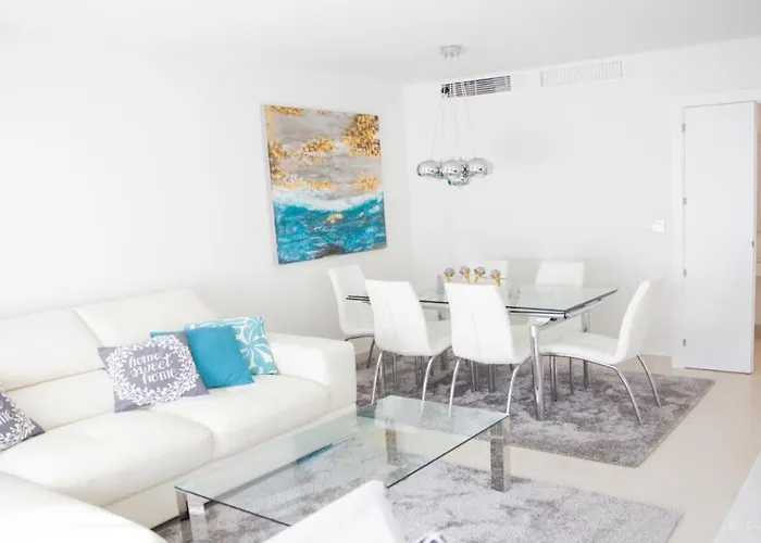 Lovely Centrally Located In Apartment *